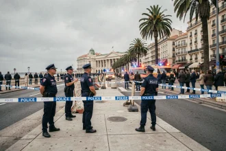 Périmètre de sécurité établi par la police française sur la Croisette à Cannes après un attentat