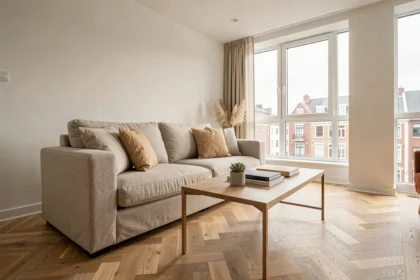 Salon modernement aménagé en home staging avec canapé neutre, coussins en lin et parquet chêne clair pour valoriser un bien immobilier